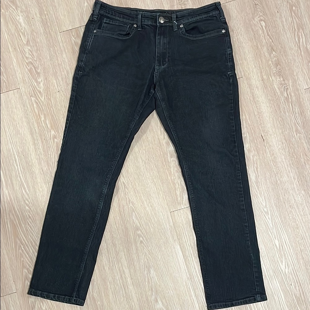 Black Straight-Leg Jeans with Classic Fit